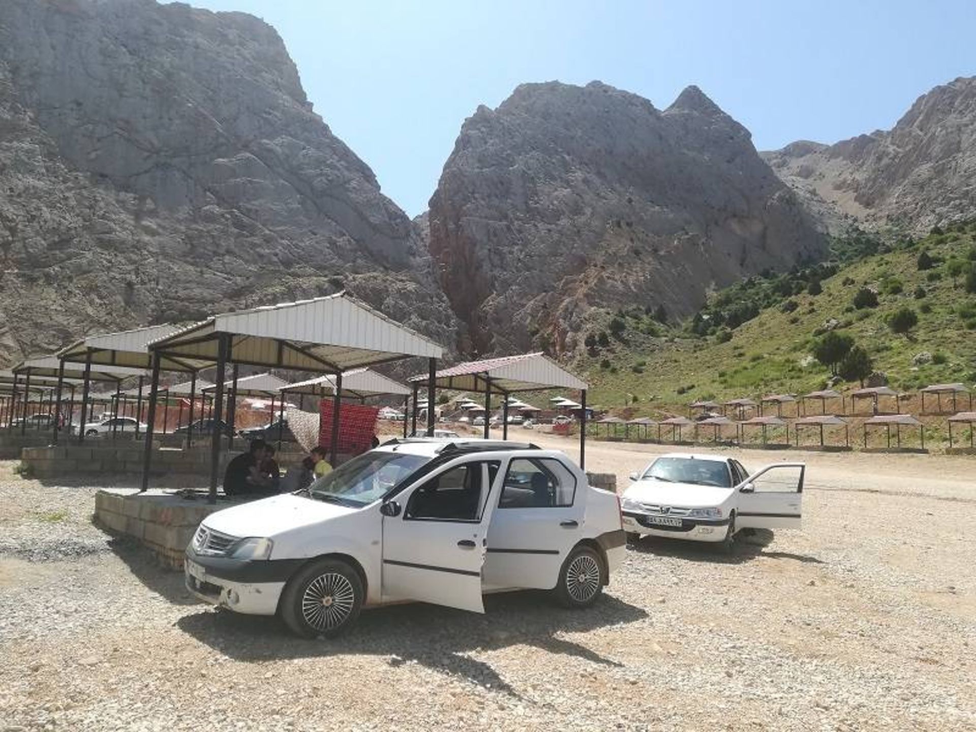 آلاچیق ها و پارکینگ آبشار مجن؛ منبع عکس: گوگل مپ؛ عکاس: علی سیاری