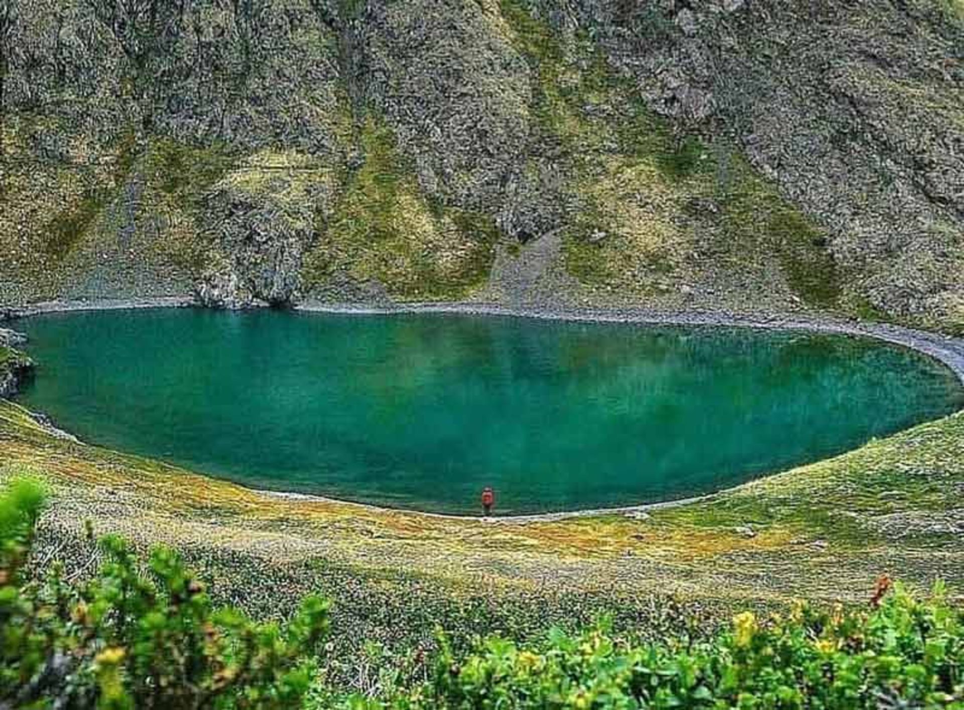 دریاچه لزور در دامنه کوهستان، منبع عکس: صفحه اینستاگرام iran_beautiful_ir، عکاس: amir_shabani3044@