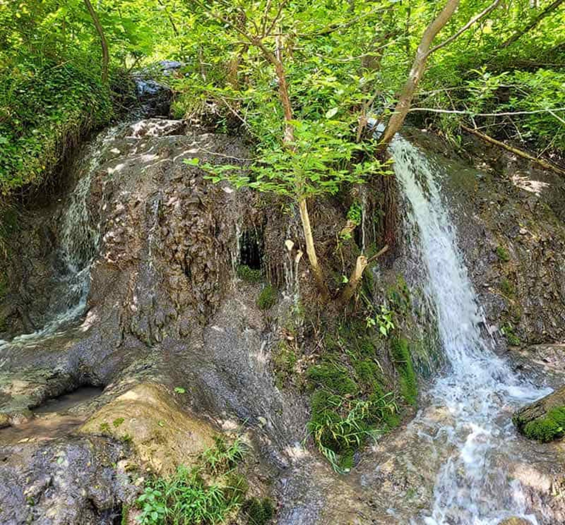 جریان آب در آبشار اسپه او؛ منبع عکس: گوگل مپ، نام عکاس: اسحاق باقری
