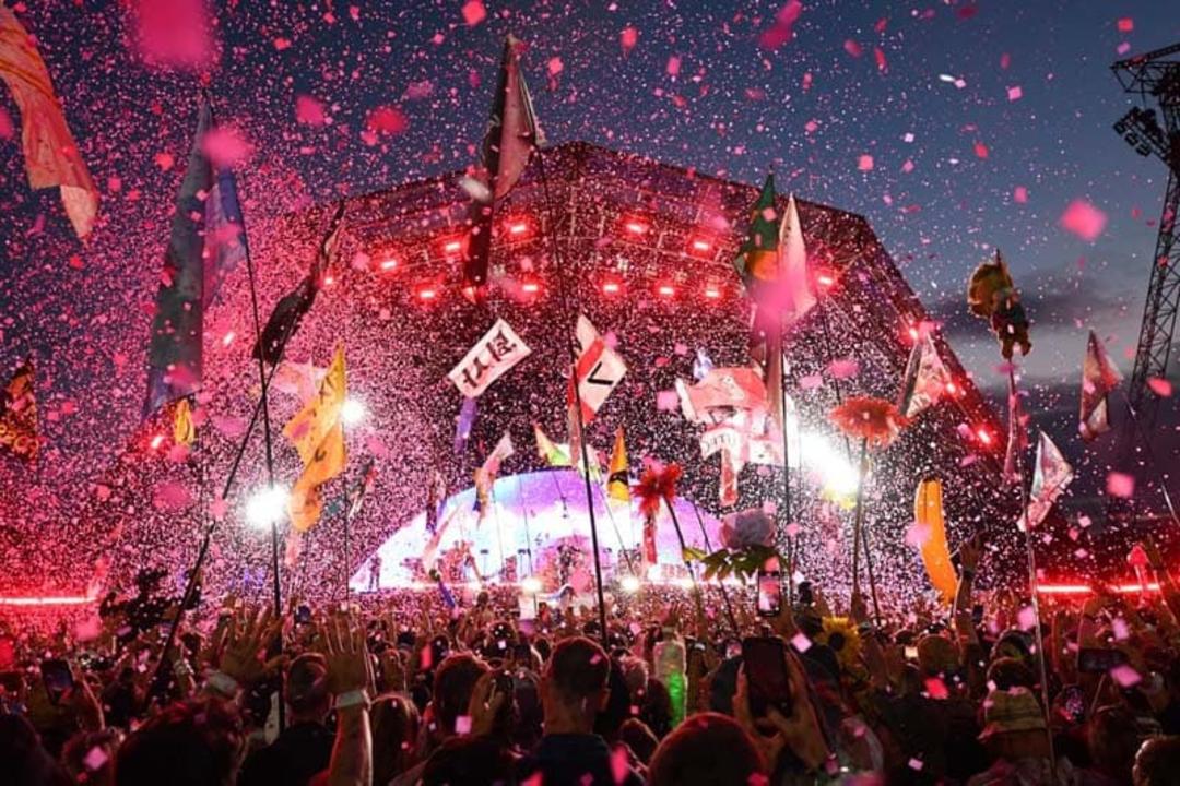جشنواره هنرهای اجرایی معاصر گلاستونبری (Glastonbury Festival) در انگلستان