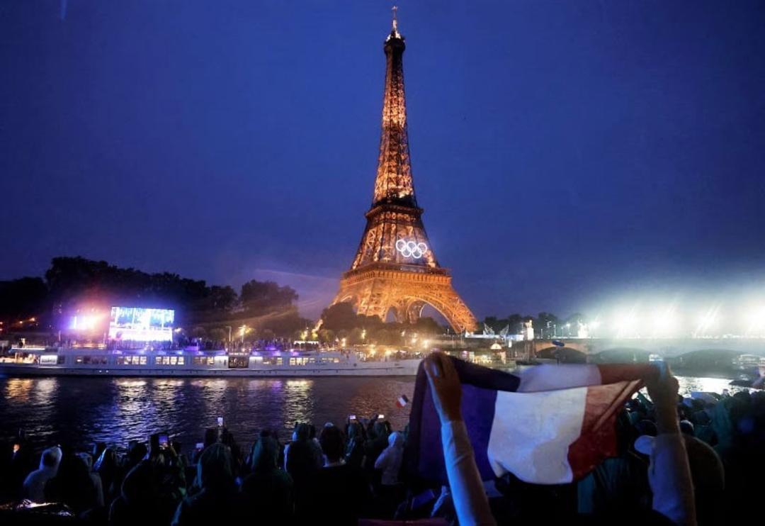 برج ایفل در افتتاحیه المپیک ۲۰۲۴، منبع عکس: reuters.com، عکاس: Louisa Gouliamaki