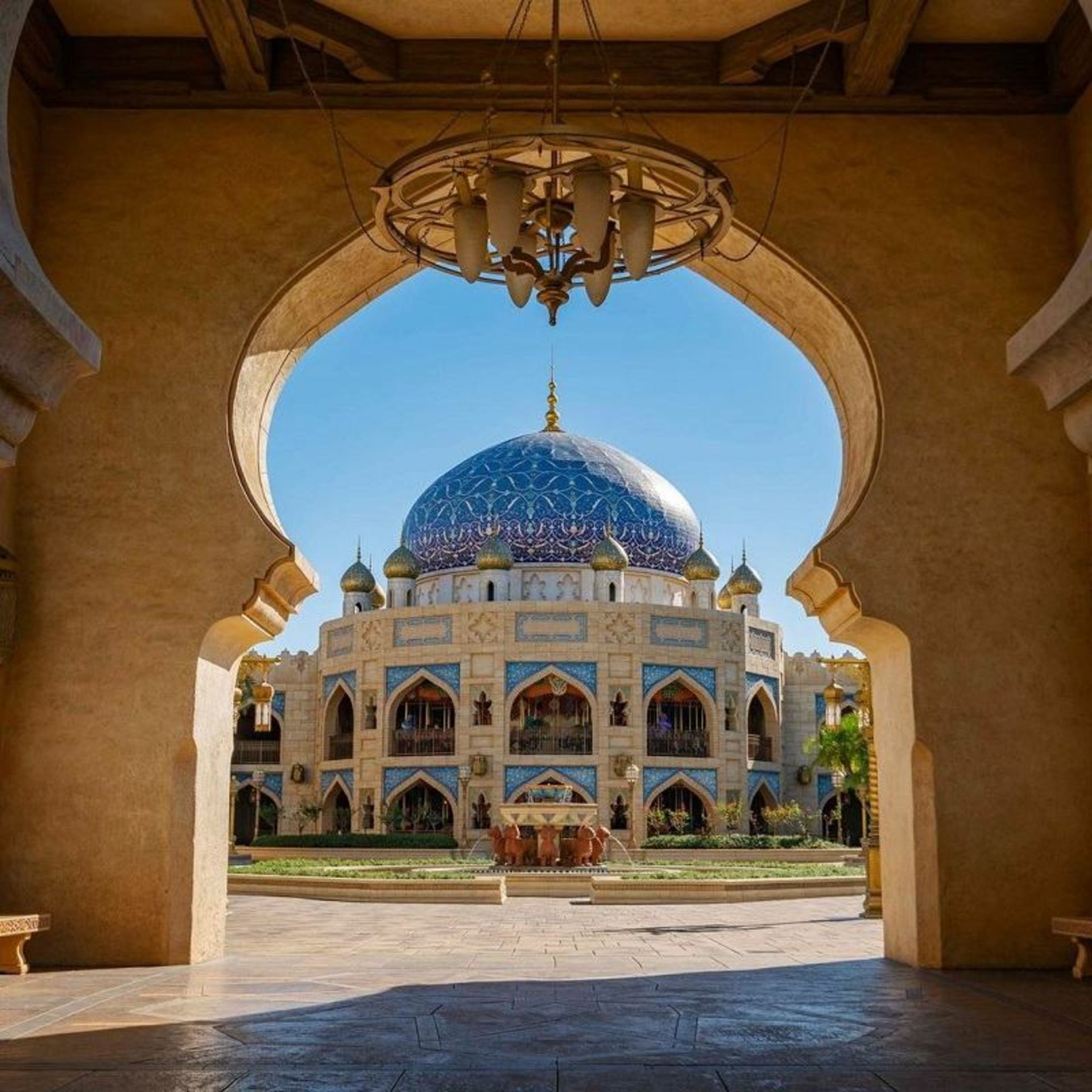 ساختمانی با گنبد آبی در دیزنی لند توکیو؛ منبع عکس: اینستاگرام Tokyodisneyresort_official. عکاس: نامشخص