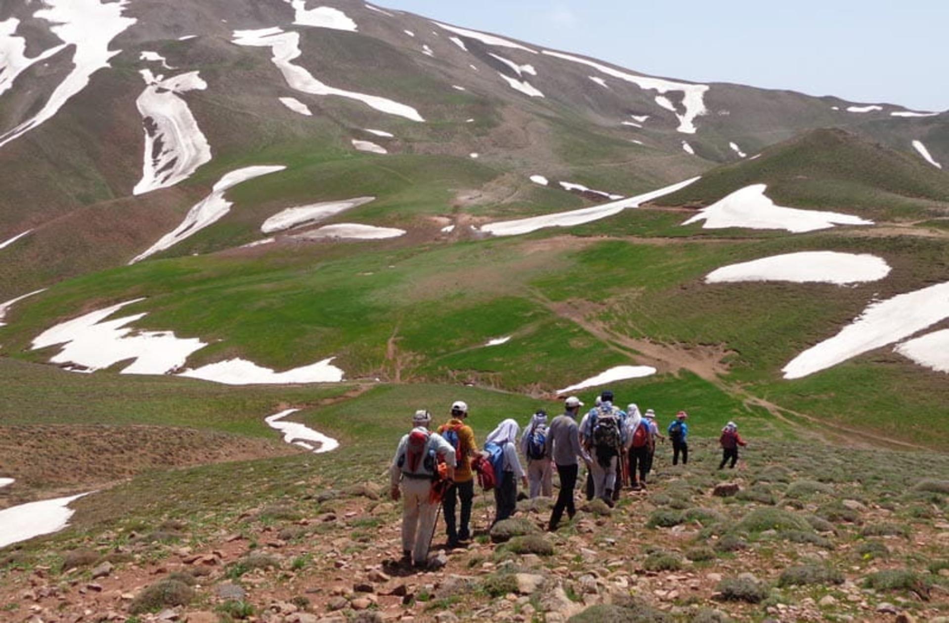 صعود گروهی به کوه سهند، منبع عکس: کسب و کار نیوز، عکاس: نامشخص