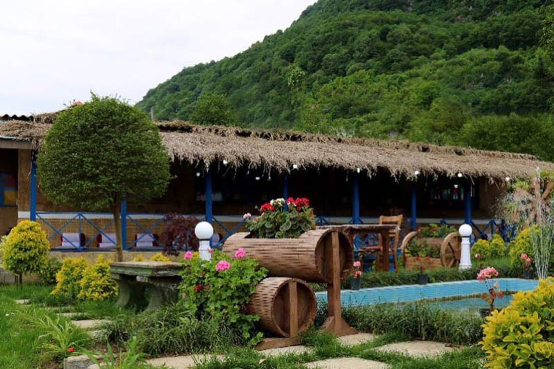 فضای باز رستوران بانو مارجان، منبع عکس: صفحه اینستاگرام رستوران بانو مارجان، banoomarjanrestaurant@ ، عکاس: نامشخص