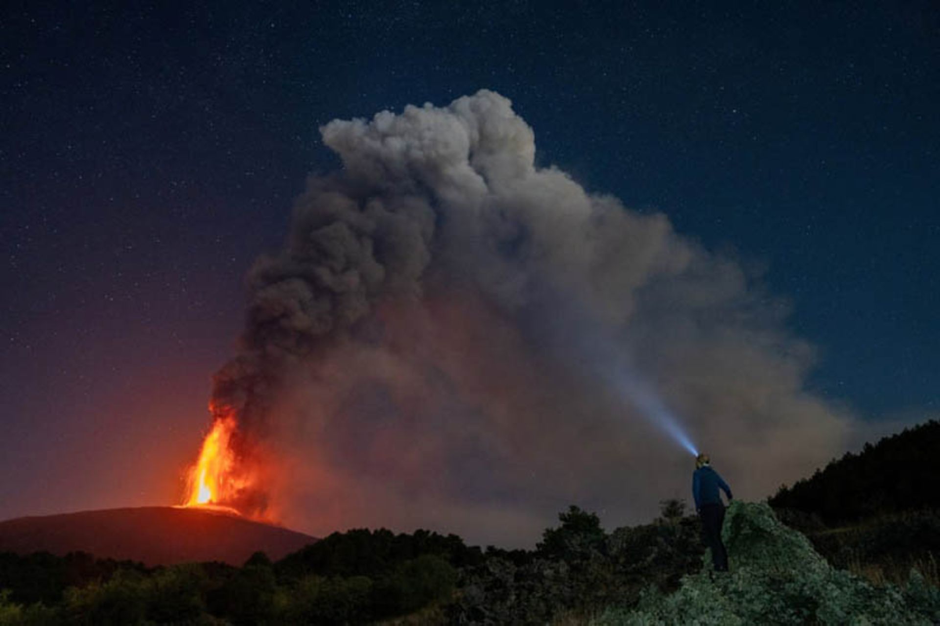 برخاستن گدازه و دود از دهانه کوه اتنا (Etna)، فعال ترین آتشفشان اروپا در جزیره سیسیل