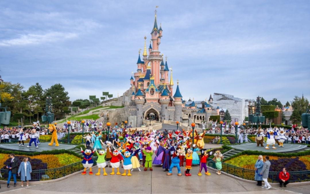 دیزنی لند پاریس با شخصیت های کارتونی؛ عکس از سایت: disneylandparis-news.com. عکاس: نامشخص