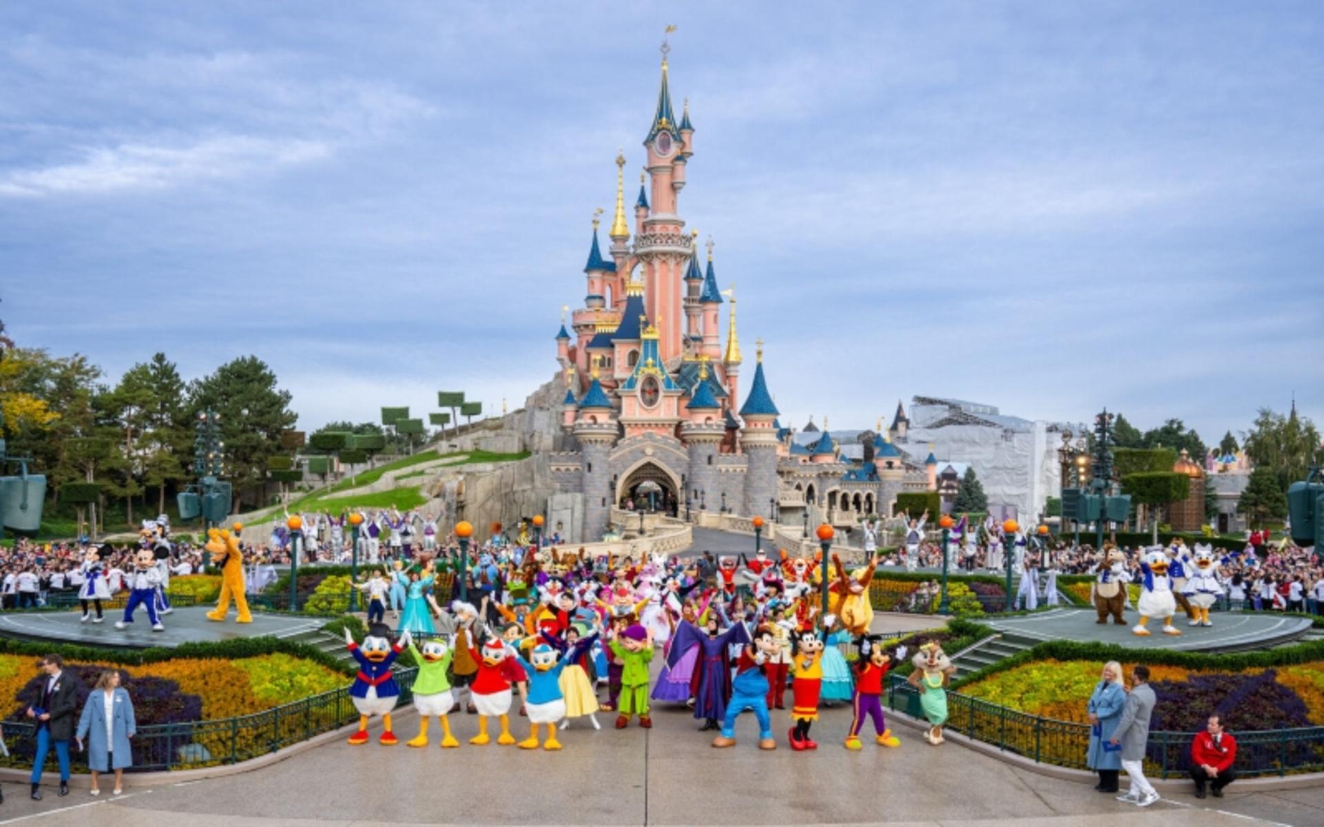 دیزنی لند پاریس با شخصیت های کارتونی؛ عکس از سایت: disneylandparis-news.com. عکاس: نامشخص