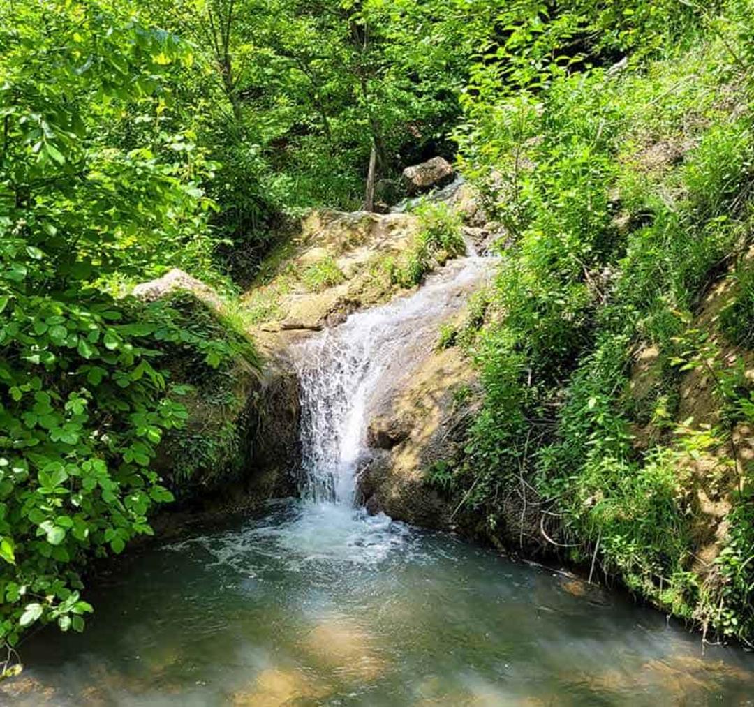 چشمه ای در ابتدای آبشار اسپه او ولم؛ منبع عکس: گوگل مپ، نام عکاس: اسحاق باقری