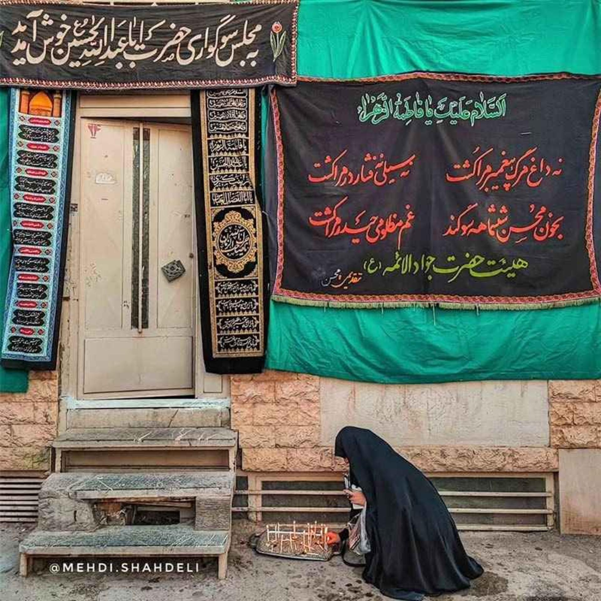 رسم چهل و یک منبر در محل روضه خوانی، منبع عکس: اینستاگرام mehdi.shahdeli@، عکاس: مهدی شاهدلی