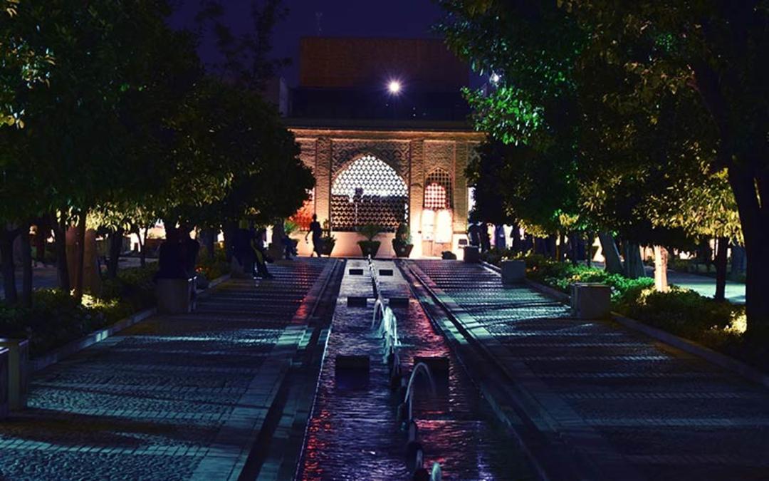 باغ جهان نما در شب