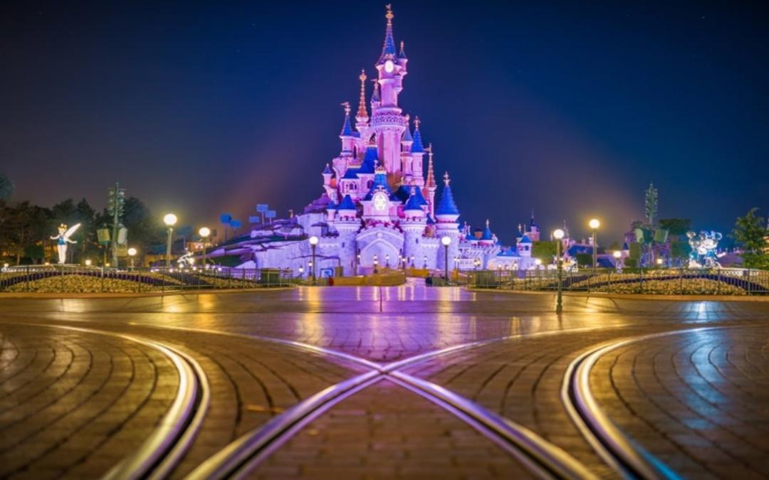 دیزنی لند پاریس در شب؛ عکس از سایت: www.disneytouristblog.com. عکاس: نامشخص