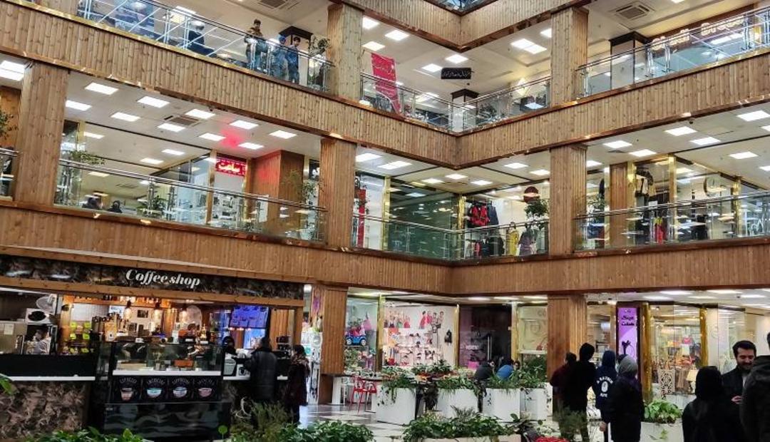 گردشگران و بازدیدکنندگان در مرکز خرید آرامش رامسر