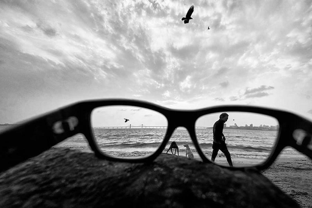تصویر ساحل از لنز عینک در عکاسی خیابانی در هند ؛ منبع عکس: وب سایت 121clicks.com. عکاس: Prashant Godbole