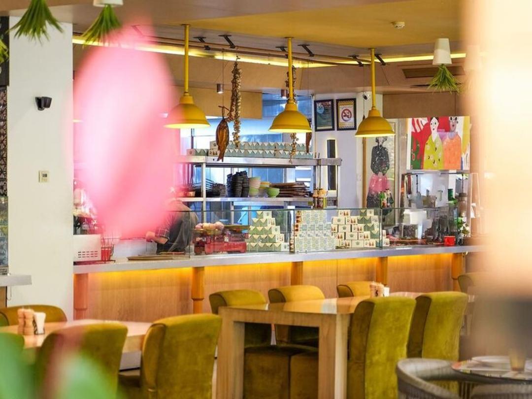 صندلی‌های سبز رستوران کوبابا،منبع:kubaba.kitchen،عکاس:نامشخص