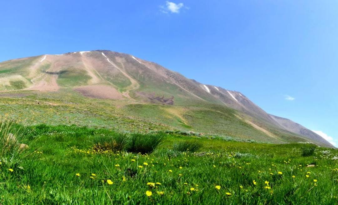 مسیر صعود به قله سهند در دامنه های سرسبز، منبع عکس: ویکی مدیا، عکاس: ایوب فارابی اصل