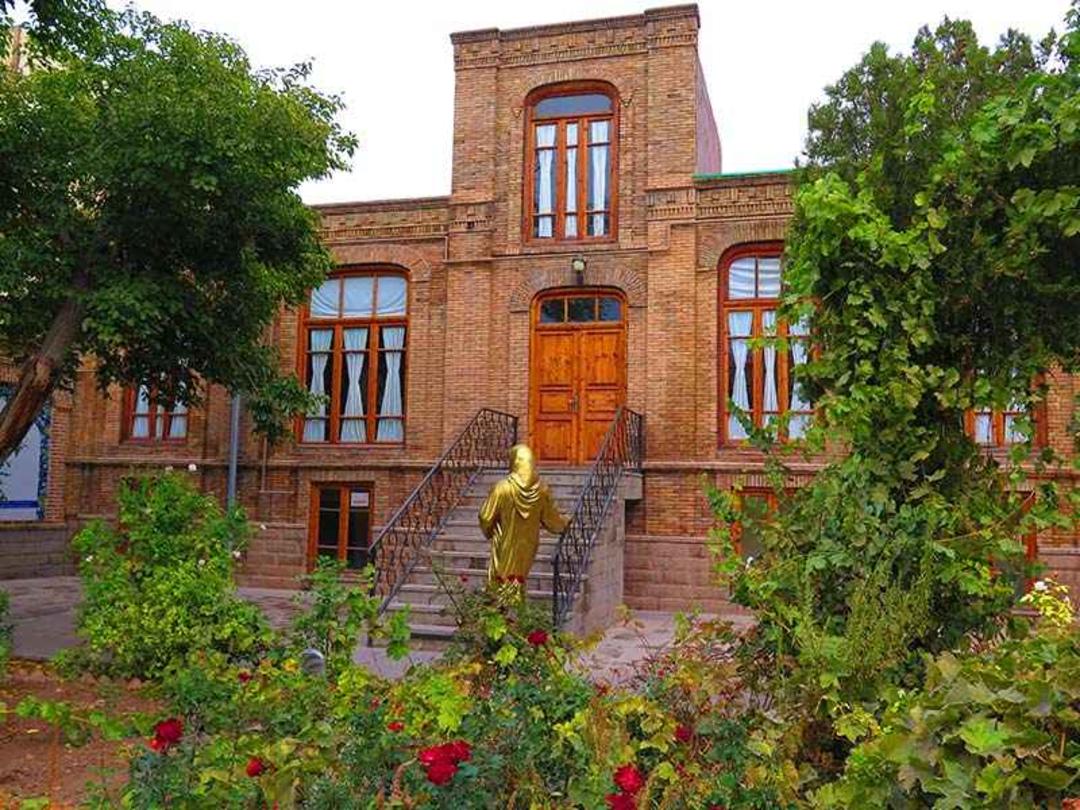 حیاط زیبای خانه پروین اعتصامی