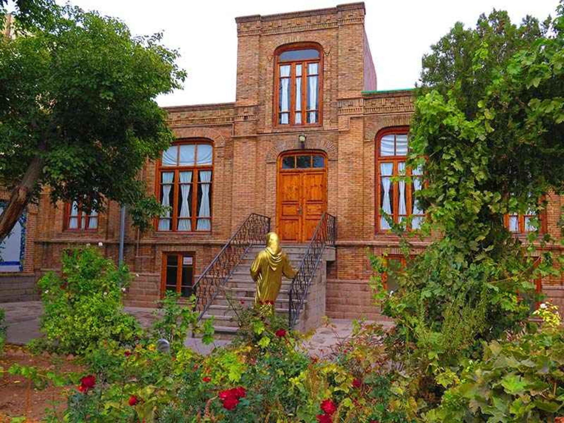 حیاط زیبای خانه پروین اعتصامی