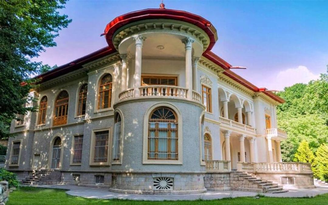 کاخ سعد آباد در روز؛ منبع عکس: وب‌سایت Gopersis.com. عکاس: نامشخص