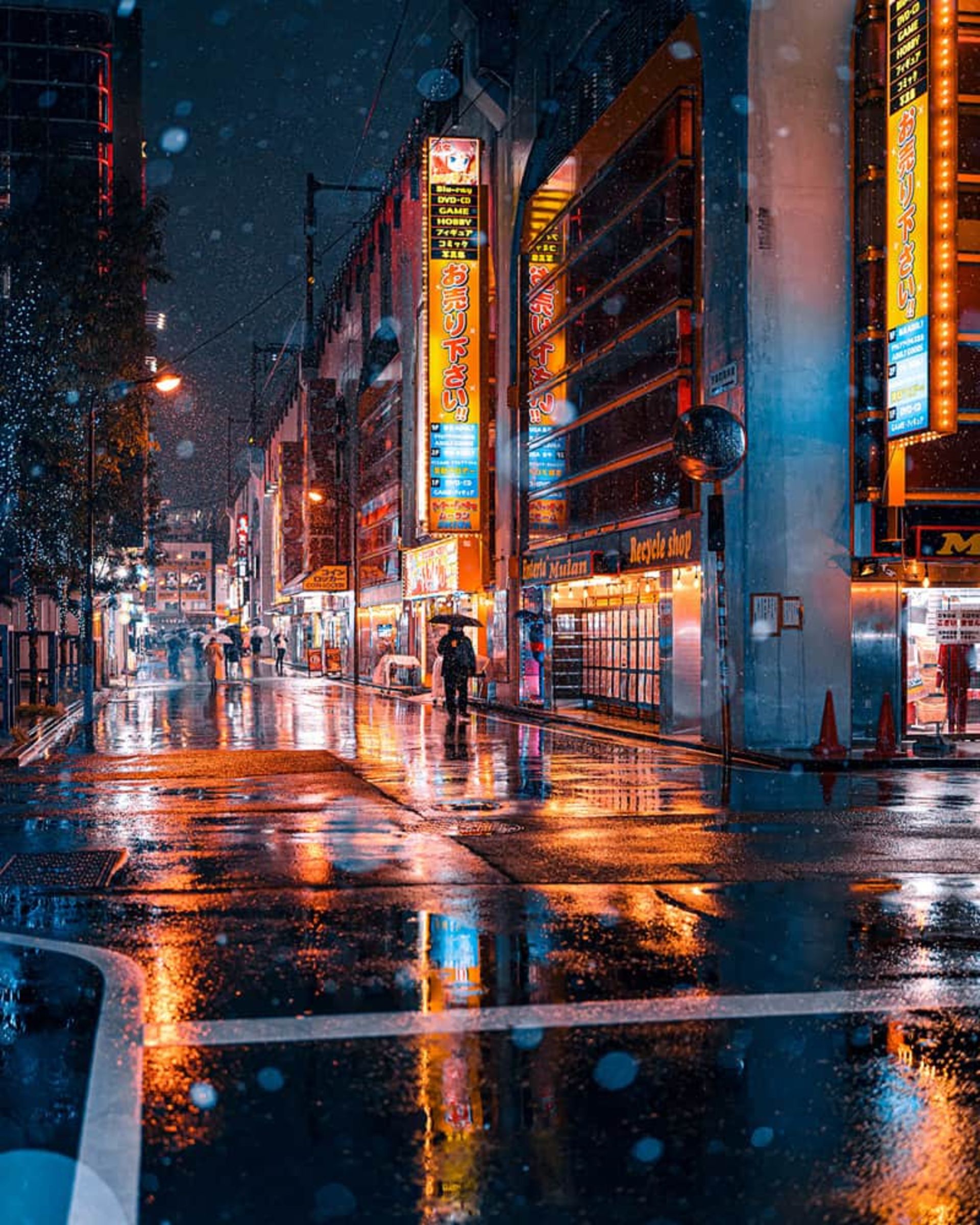 عبور از خیابان های درخشان آکیهابارا توکیو در شب