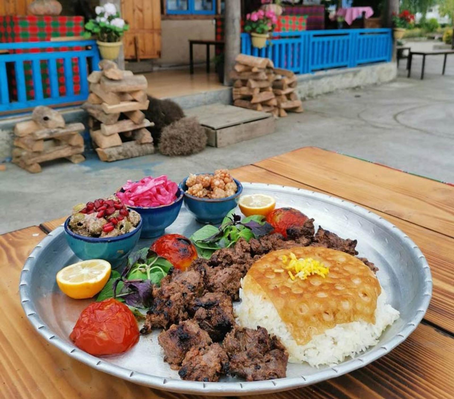 سینی کباب ترش و مزه در رستوران سنتی جواهر رامسر، منبع عکس: صفحه اینستاگرام javaher_restaurant_، عکاس: نامشخص 