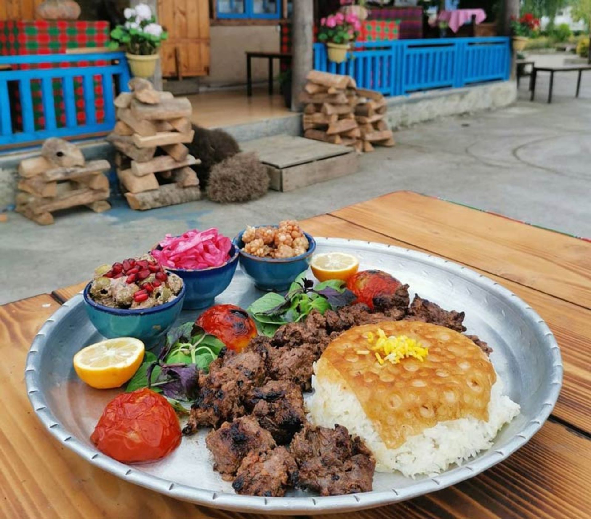 سینی کباب ترش و مزه در رستوران سنتی جواهر رامسر، منبع عکس: صفحه اینستاگرام javaher_restaurant_، عکاس: نامشخص 