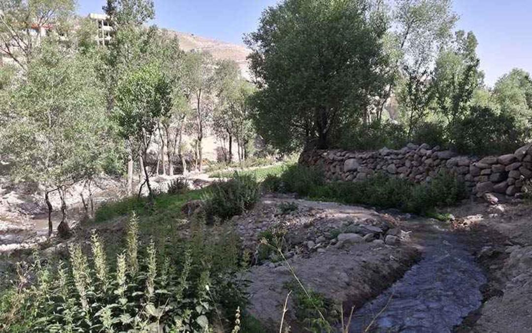 جریان رودخانه در میان باغ های سرسبز روستای لیقوان