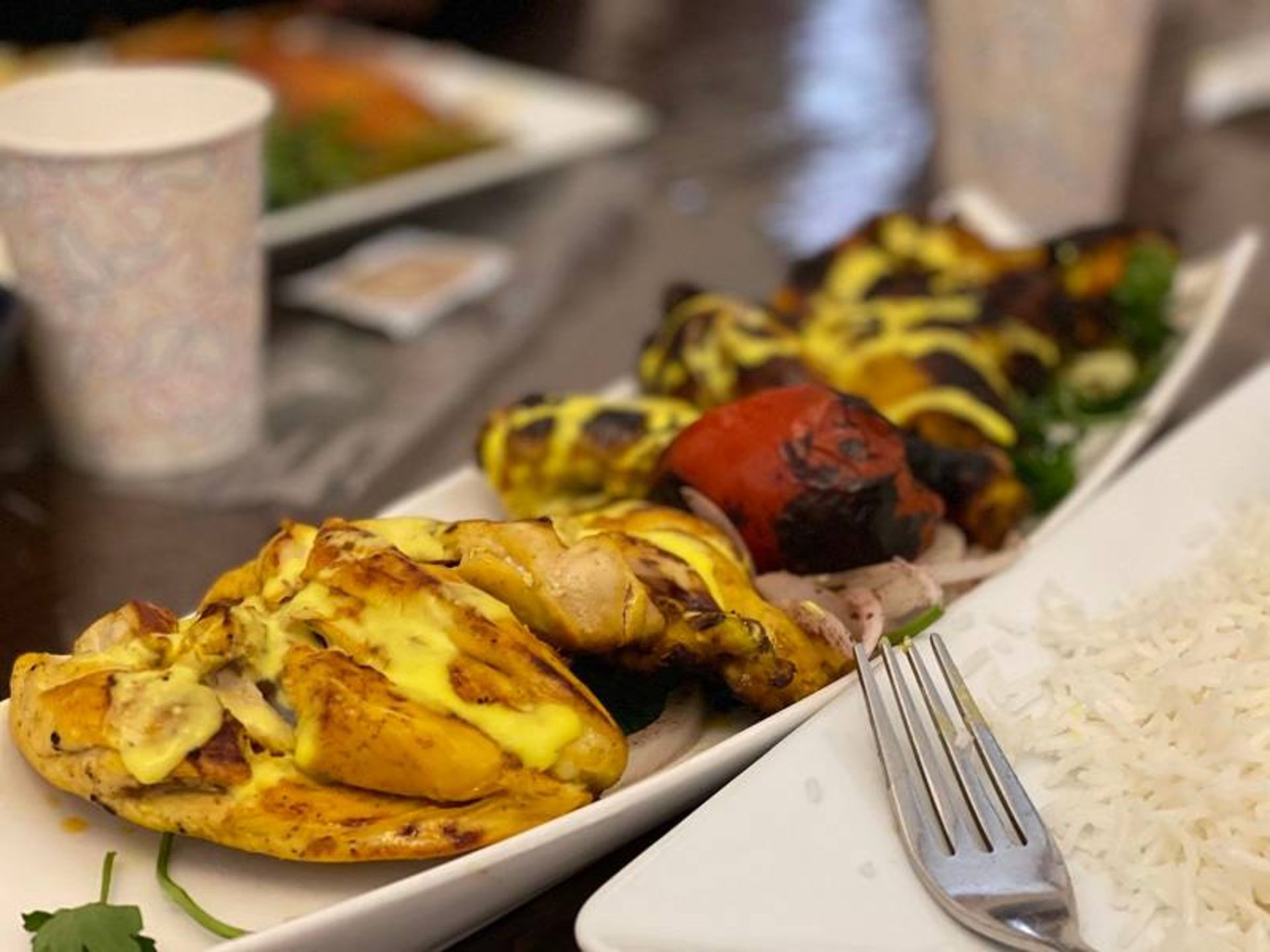 غذاهای متنوع در سفره خانه سنتی عمارت بادگیر یزد؛ منبع عکس: گوگل مپ؛ عکاس: حسین نقاش