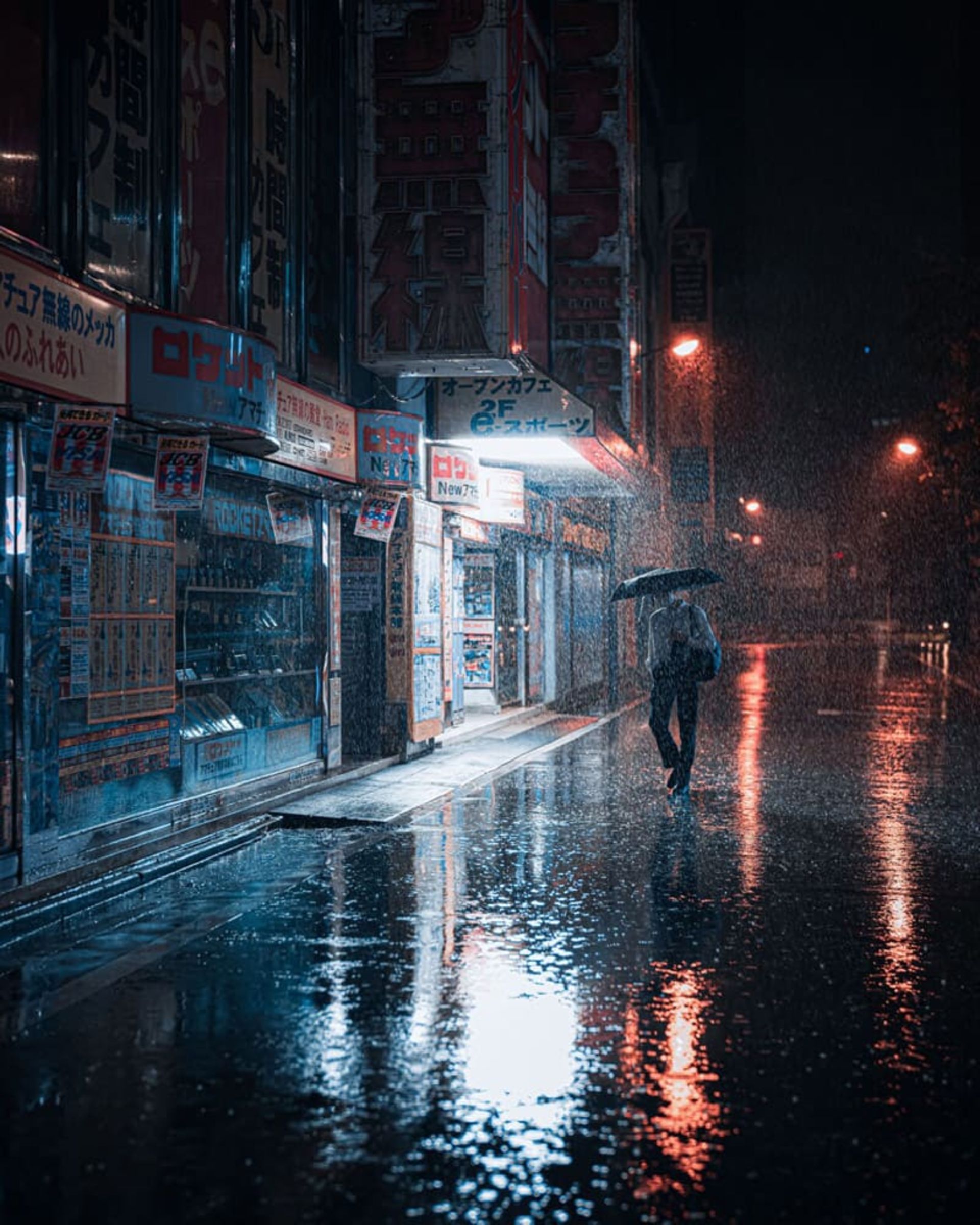 مردی زیر باران در آکیهابارا توکیو