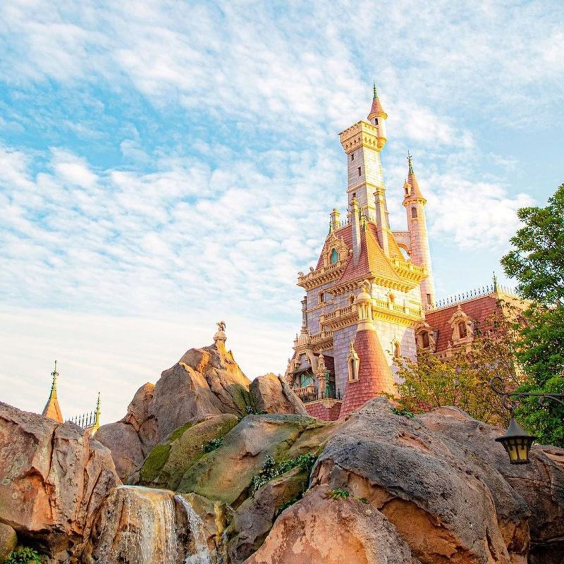 یکی از قلعه های دیزنی لند توکیو؛ منبع عکس: اینستاگرام Tokyodisneyresort_official. عکاس: نامشخص