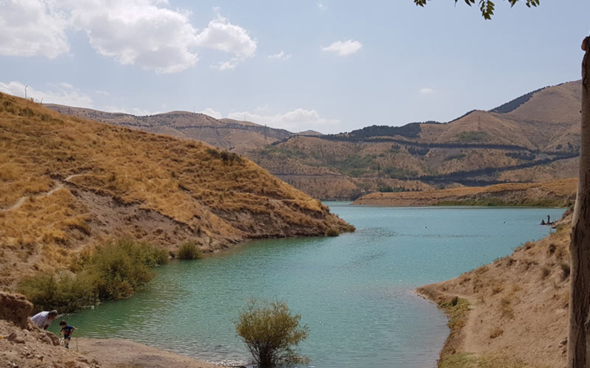 گردشگران در دریاچه سد لتیان، منبع عکس: گوگل مپ، عکاس: نوشین علیزاده