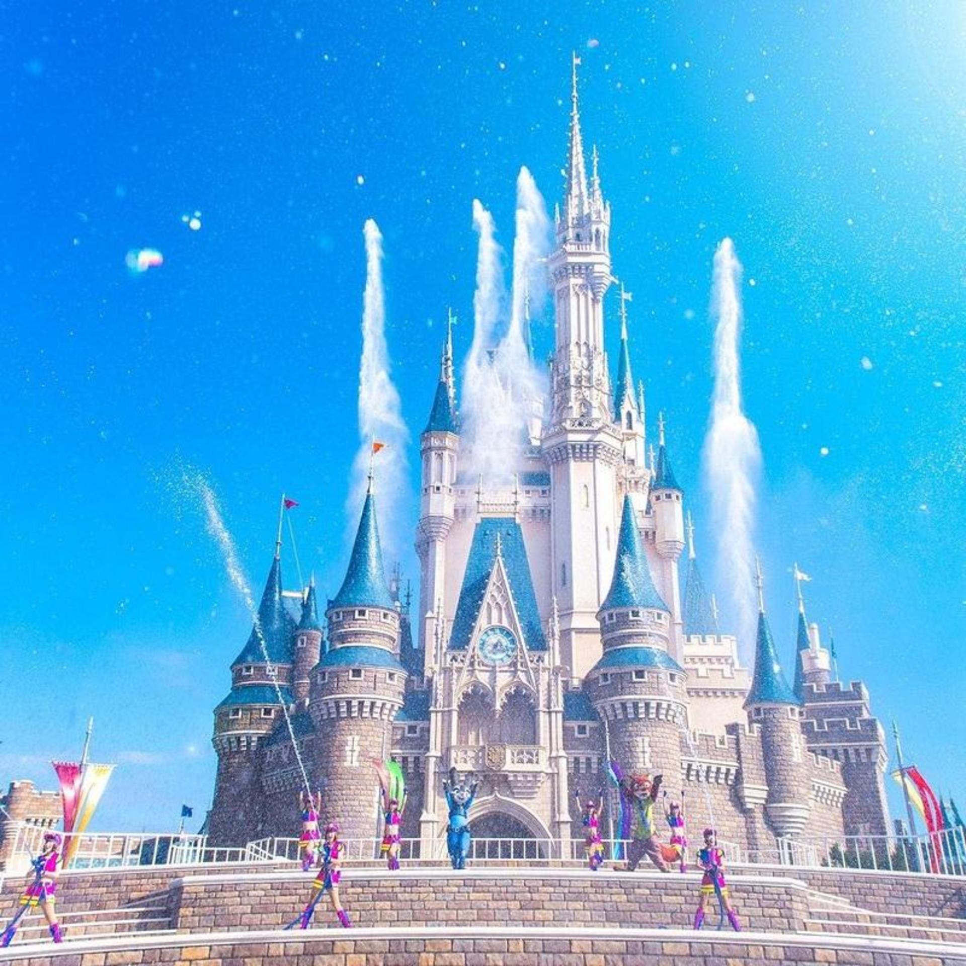 ساختمان رویایی و آبی رنگ دیزنی لند توکیو؛ منبع عکس: اینستاگرام Tokyodisneyresort_official. عکاس: نامشخص