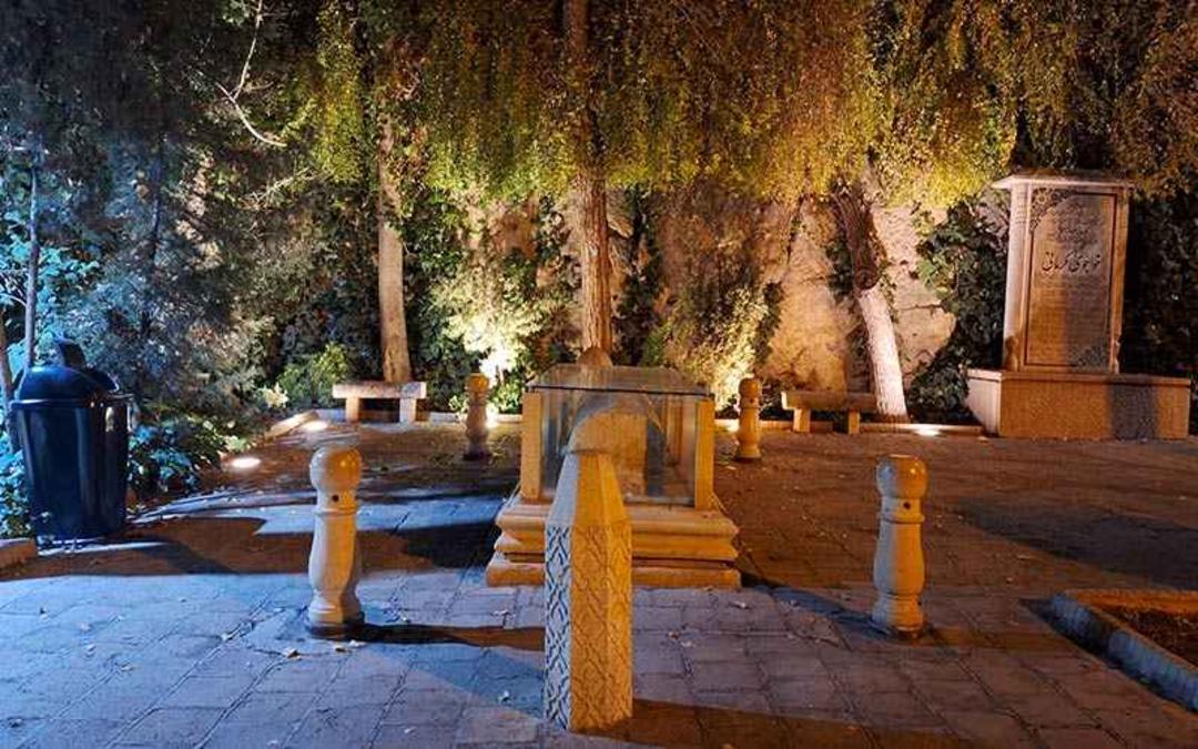 آرامگاه خواجوی کرمانی در شب