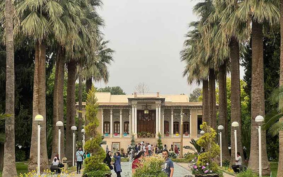 گردشگران در باغ عفیف آباد شیراز