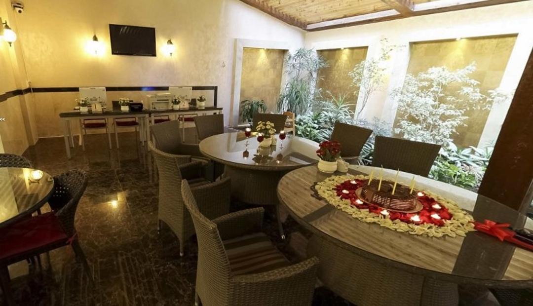 کافی شاپ مرکزی هتل درویشی مشهد؛ منبع عکس: وب سایت Darvishiroyal.com. عکاس: نامشخص