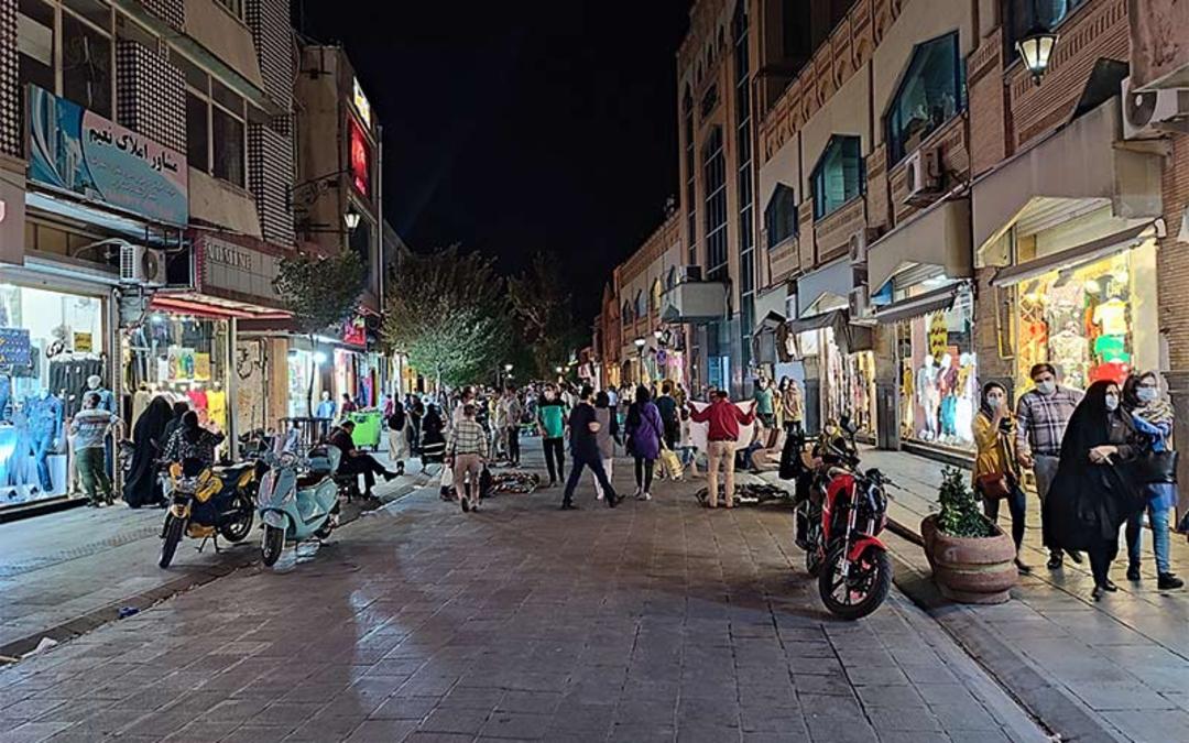 گردشگران در پیاده راه تربیت تبریز در شب