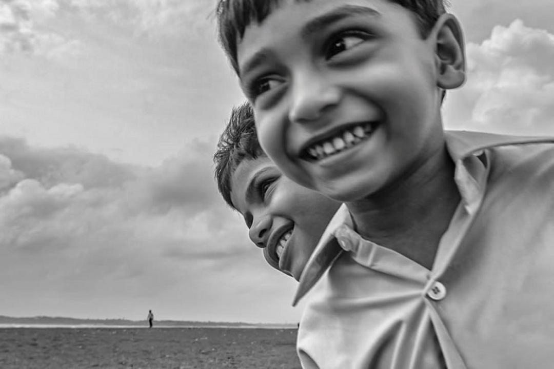 تصویری از خنده دو پسر بچه در عکاسی خیابانی در هند ؛ منبع عکس: وب سایت 121clicks.com. عکاس: Prashant Godbole