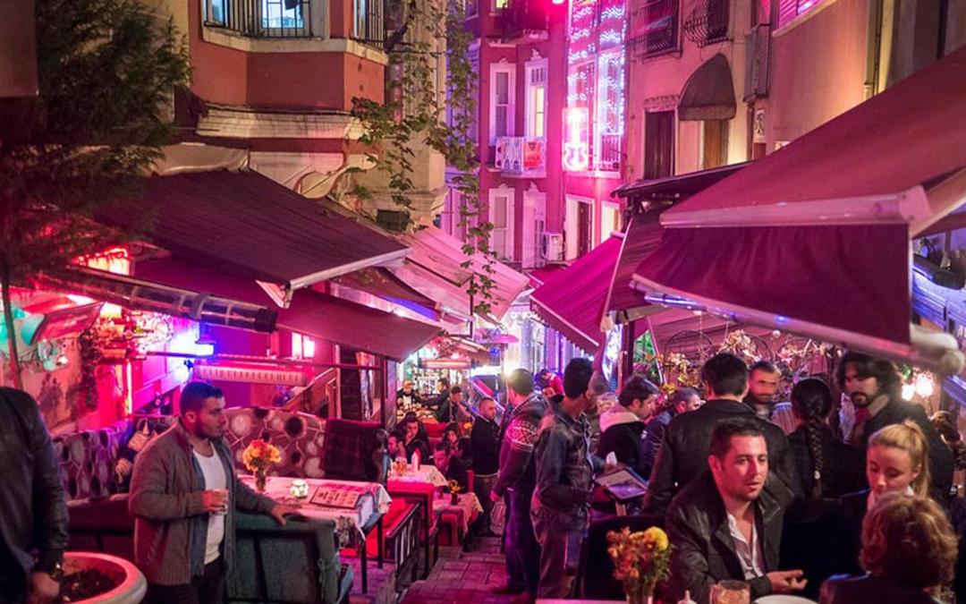 گردشگران در رستوران های محله بی اوغلو