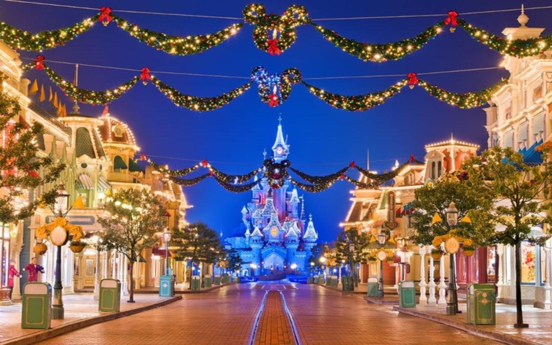 کریسمس در دیزنی لند پاریس؛ عکس از سایت www.disneytouristblog.com. عکاس: نامشخص