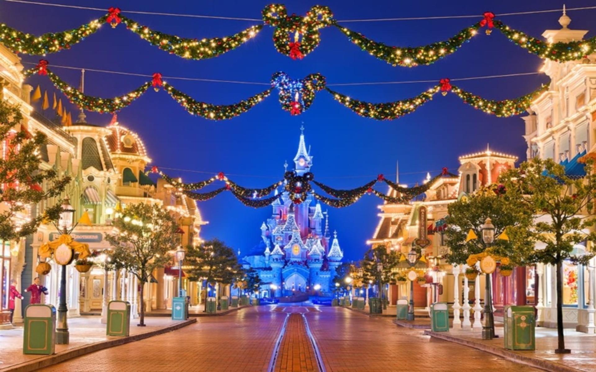 کریسمس در دیزنی لند پاریس؛ عکس از سایت www.disneytouristblog.com. عکاس: نامشخص