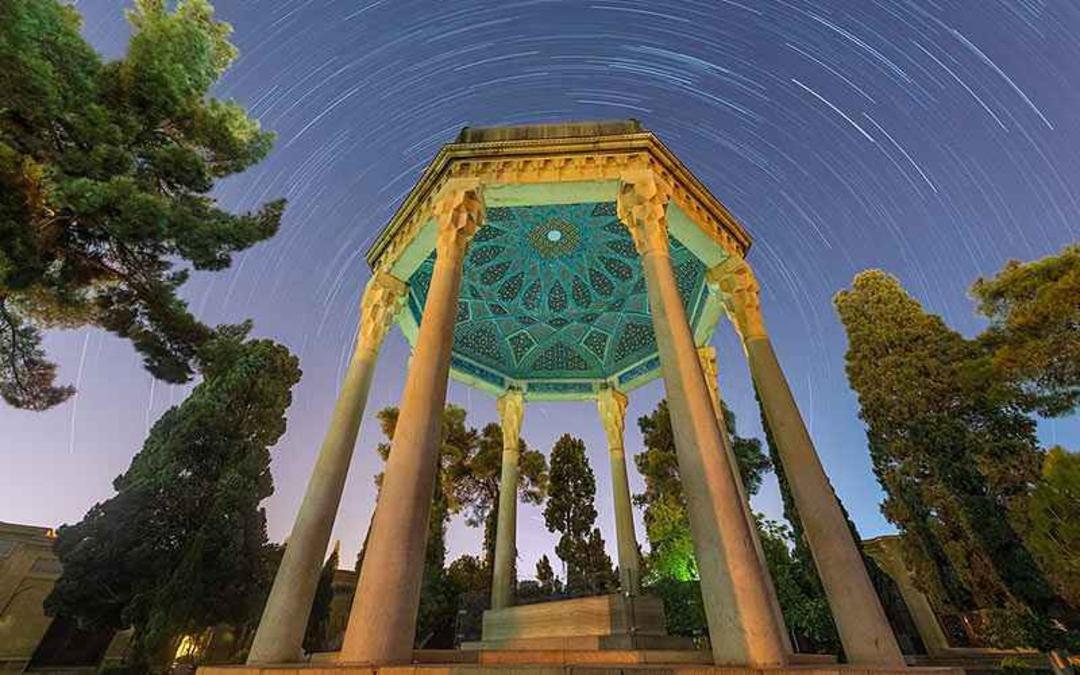 حافظیه زیر آسمان شب