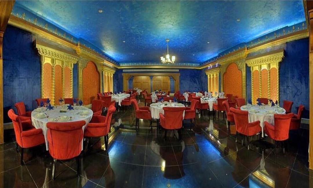 فست‌فود فیروزه هتل درویشی با نورپردازی؛ منبع عکس: وب‌ سایت Darvishiroyal.com. عکاس: نامشخص
