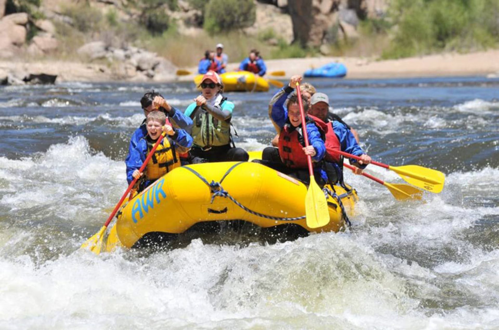 رفتینگ نوجوانان در رودخانه؛ منبع عکس: Aspen Whitewater Rafting، عکاس: نامشخص