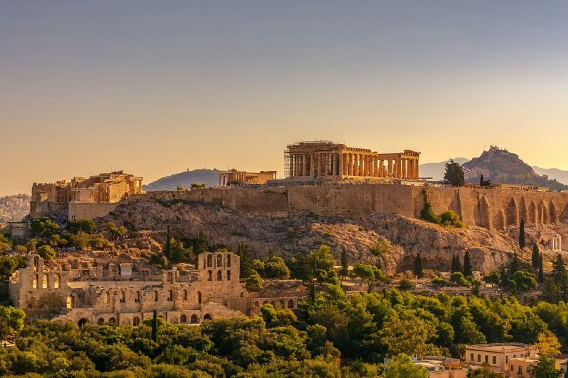 عکس از نمای دور آکروپولیس؛ منبع عکس: وب سایت Unsplash.com. عکاس: Constantinos Kollias