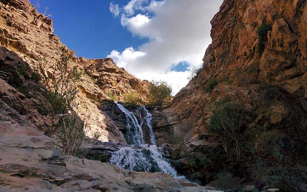 آبشار برگ جهان در میان صخره ها، منبع عکس: گوگل مپ، عکاس: امیر آبیار 