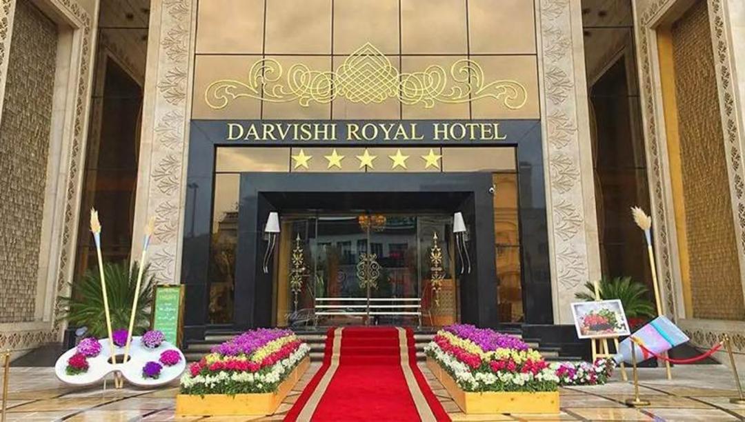 ورودی هتل درویشی؛ منبع عکس: وب‌ سایت Darvishiroyal.com. عکاس: نامشخص