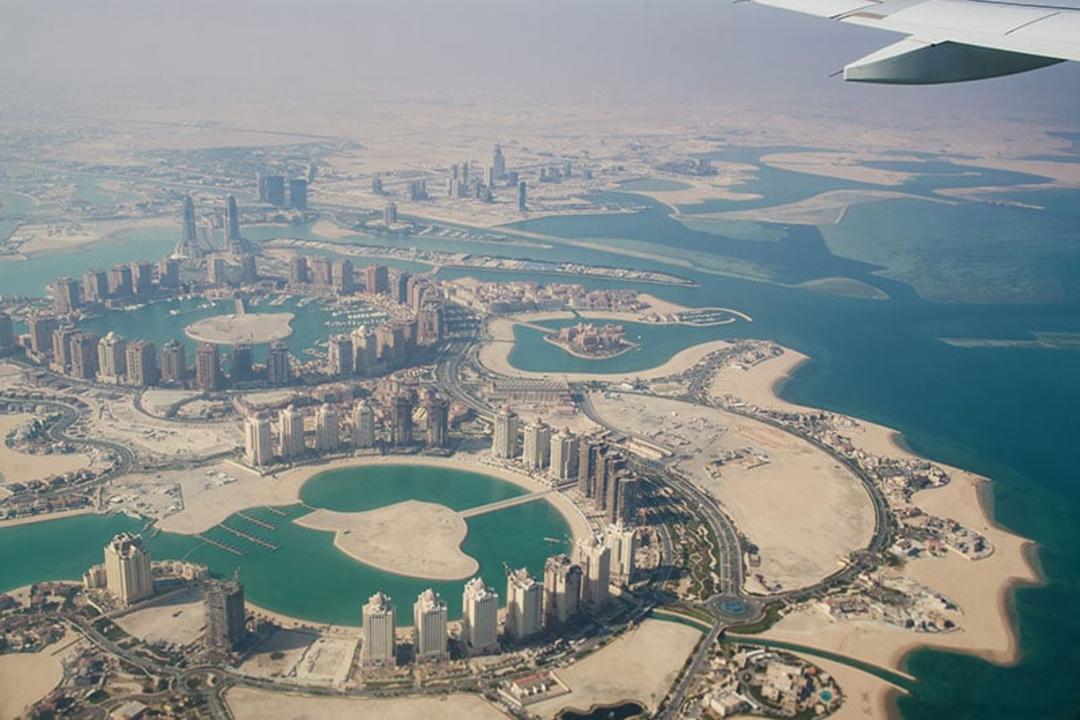 پرواز بر فراز دوحه قطر؛ منبع عکس: Travel Agent Central، عکاس: Hvoenok