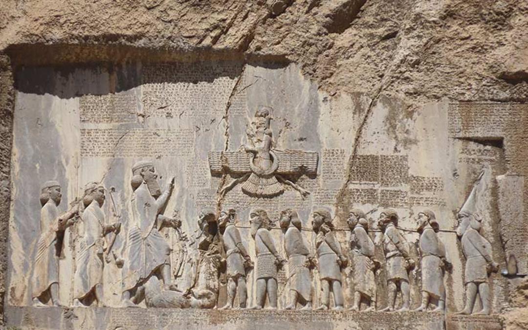 کتیبه حجاری شده بیستون کرمانشاه، منبع عکس: گوگل مپ، عکاس: سهیل صنعتی 