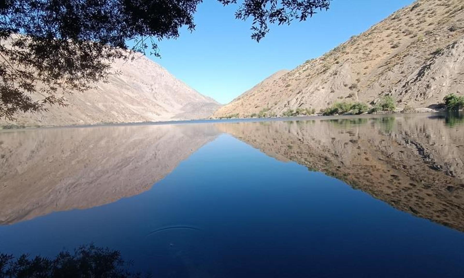 انعکاس کوه ها در دریاچه گهر؛ منبع عکس: گوگل مپ. عکاس: Irani_naturalist