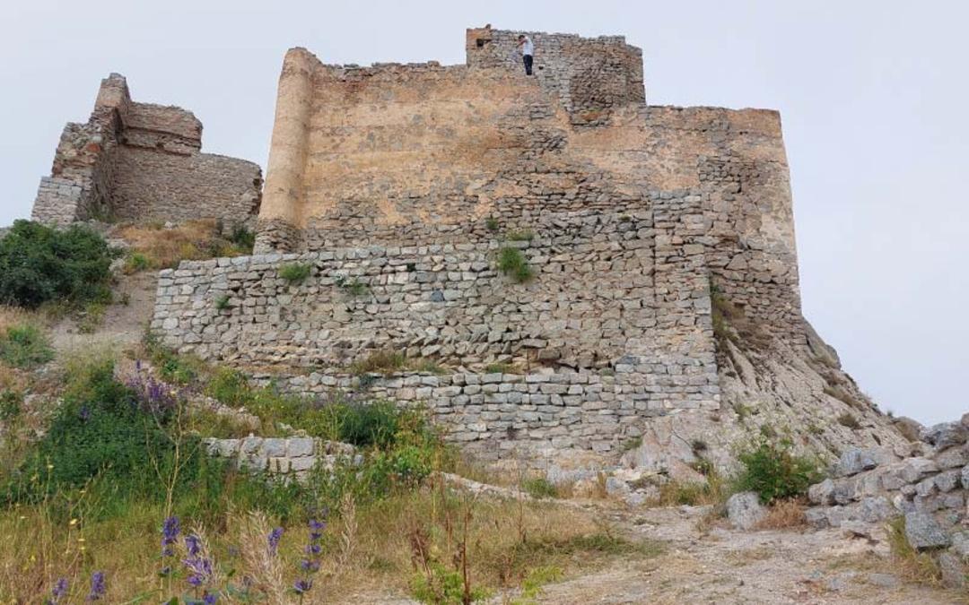 دیواره های سنگی قلعه بابک