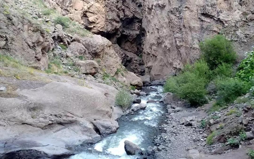 آبشار کرکبود میان صخره ها؛ عکس از گوگل مپ. عکاس: امید سهرابی